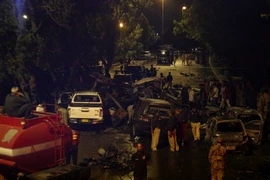 Nhiều xe ô tô cháy đen sau vụ khủng bố gần sân bay Jinnah, Pakistan hôm 6-10. Ảnh: REUTERS