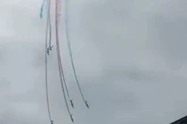 Khoảnh khắc 2 chiếc Alpha Jet thuộc đội bay biểu diễn Patrouille de France va nhau khi tập nhào lộn ở Saint-Dizier hôm 25-3. Ảnh: AFP