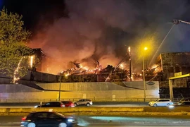 VIDEO, ẢNH: Kinh hoàng 'xoáy lửa khổng lồ' giữa Paris