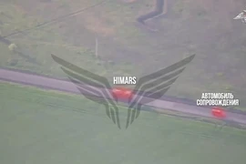 Hệ thống HIMARS (sau) và xe hộ tống (trước) của Ukraine bị FPV Nga theo dõi và tiêu diệt. Ảnh chụp màn hình: X/BỘ QUỐC PHÒNG NGA