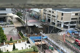 ẢNH: Xuất hiện 'hố tử thần' khổng lồ trước cửa bệnh viện ở Bangkok