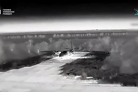 UAV của đặc nhiệm HUR nhắm mục tiêu vận tải cơ An-26 của Nga trên bán đảo Crimea. Ảnh: HUR