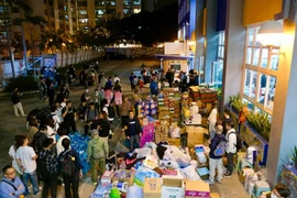 CHÙM ẢNH: Người dân Hong Kong chung tay giúp đỡ nạn nhân vụ cháy kinh hoàng