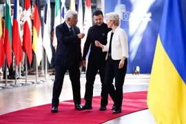 Chủ tịch Hội đồng châu Âu Antonio Costa (trái), Tổng thống Ukraine Volodymyr Zelensky (giữa) và Chủ tịch Uỷ ban châu Âu Ursula von der Leyen (phải) trong cuộc gặp tại Brussels hồi tháng 3. Ảnh: BLOOMBERG