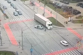 Xe container di chuyển mất kiểm soát giữa giao lộ ở Moscow (Nga) sau khi tài xế đột tử. Nguồn: TELEGRAM/Irina Volk
