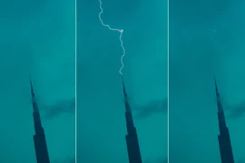Sét đánh trúng đỉnh toà nhà Burj Khalifa ở Dubai (UAE) tối 18-12. Ảnh chụp màn hình: INSTAGRAM @faz3