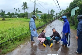 1 phụ nữ tử vong sau khi tông vào trụ điện ngã nghiêng ra đường