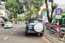 Có biển báo cấm, xe biển xanh vẫn ngang nhiên đậu