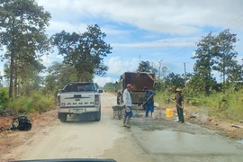 Buộc thi công lại đường vừa làm đã hỏng 