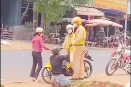 Lý do nam thanh niên quỳ gối trước CSGT lan truyền trên mạng 