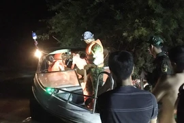 Nửa đêm đưa sản phụ từ vùng bị lũ cô lập đến bệnh viện