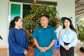 Nối nghiệp bố, hai nữ cử nhân viết đơn xin nhập ngũ