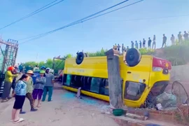 Xe chở 20 em học sinh bị lật, nhiều em bị thương
