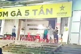 Khách phàn nàn bị chặt chém, chủ quán cơm gà dùng ghế đuổi đánh