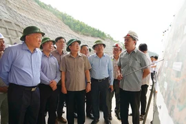 Ông Nguyễn Hòa Bình kiểm tra dự án cao tốc Bắc - Nam: Thi công nhanh, đảm bảo chất lượng