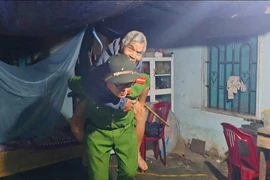 Trắng đêm cõng dân ra khỏi vùng ngập lụt