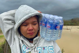 Người dân vùng lũ Gia Lai ấm lòng khi nhận những phần cơm, nhu yếu phẩm thiết yếu