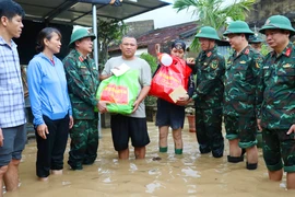 Phó Chủ nhiệm Tổng cục Chính trị thăm, tặng quà bà con vùng lũ ở Gia Lai