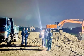 Công an Gia Lai huy động hơn 100 chiến sĩ vây bắt cát lậu
