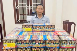 Phát hiện 'kênh' pháo hoa lậu qua kiểm tra người đàn ông không đội mũ bảo hiểm