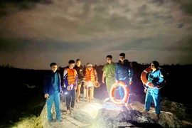 Giải cứu 2 nam sinh mắc kẹt giữa sông chảy xiết