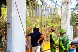 Gia Lai: Cặp vợ chồng bị truy tố vì khóa cổng nhốt nhiều người, có cả công an