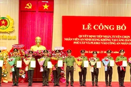 Gia Lai: 39 nhân viên an ninh hàng không được tuyển vào Công an nhân dân