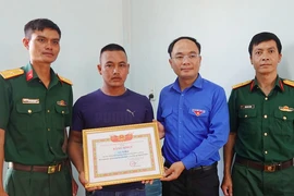 Khen thưởng thanh niên chăn bò hỗ trợ tìm kiếm nhiều hài cốt liệt sĩ