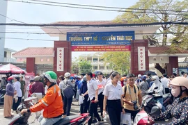 Thí sinh xin đi vệ sinh rồi mang điện thoại vào phòng thi