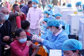 Người dân tỉnh Giang Tô (Trung Quốc) xếp hàng tiêm chủng vaccine ngừa COVID-19 hồi tháng 3. Ảnh: SCMP