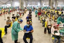 Người dân Đài Loan chờ tiêm vaccine tại một trung tâm tiêm phòng thuộc TP Đài Bắc hồi tháng 7. Ảnh: REUTERS
