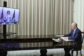 Tổng thống Mỹ Joe Biden (trái) và Tổng thống Nga Vladimir Putin (phải) trong phiên đối thoại ngày 8-12. Ảnh: GETTY 