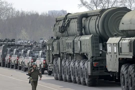 Khí tài quân sự Nga triển khai gần thủ đô Moscow hồi tháng 4-2018. Ảnh: EPA