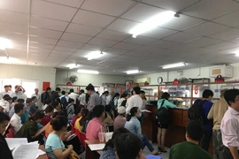 Dân ồ ạt đến quận 9 làm hồ sơ