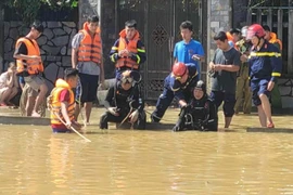 Tìm kiếm cháu bé 3 tuổi trượt chân rơi xuống sông ở TP Huế