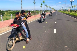 Đi xe máy kẹp 3, dùng ná cao su bắn công an bị thương