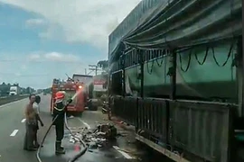 Xe container bốc cháy trên quốc lộ 1