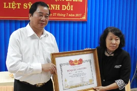 Trao bằng Tổ quốc ghi công liệt sĩ Lữ Anh Dồi 
