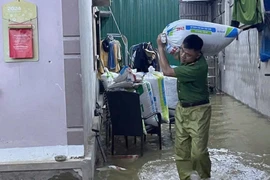 Mưa lũ lớn ở Hà Tĩnh: Nỗ lực cứu người, tài sản
