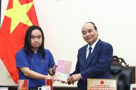 Chủ tịch nước trò chuyện thân mật với tài năng văn học trẻ 21 tuổi