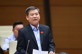Ông Nguyễn Hoà Bình và ông Lê Minh Trí chuẩn bị trả lời chất vấn