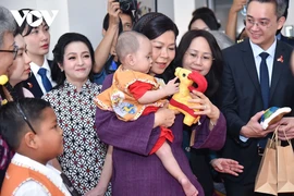 Phu nhân Ngô Phương Ly thăm trẻ em ung thư ở Indonesia