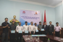 Huawei trao tặng 50 máy tính bảng cho huyện Nam Trà My 