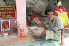 Cúng bái mê tín trên núi Bà Đen