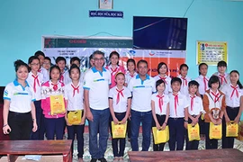 Standard Chartered hỗ trợ học sinh Hội An