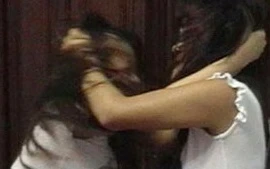 Đánh ghen hãi hùng: Trói tình địch khỏa thân ở sân bóng chuyền