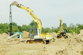 Doanh nghiệp: Không “bôi” thì không “trơn”