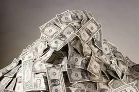 Tạm giữ 400.000 USD trên xe khách