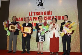 Đừng để các nhà nghiên cứu mong ngóng tiền