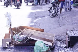 Nắp cống hư, không ai xử lý
